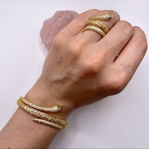 18K Gold Plated snake shape bracelet!